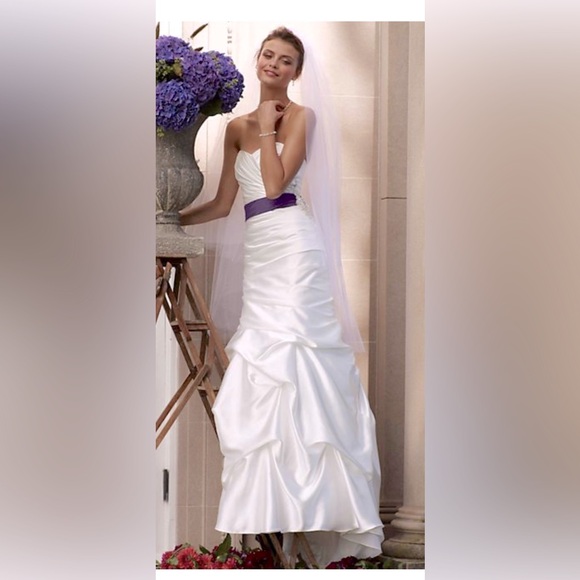 Wedding Dress never worn (runs small) - Picture 1 of 6